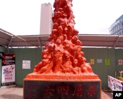 竖立在港大黄克竞楼平台上的“国殇之柱”