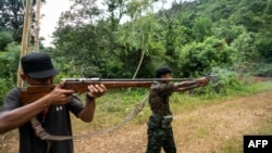 စစ်သင်တန်းမှာတွေ့ရတဲ့ KNDF တပ်ဖွဲ့ဝင်တချို့ ( ဓာတ်ပုံ - AFP) 