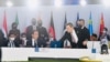 Presiden Jokowi (kedua dari kiri di bagian depan) secara resmi menerima presidensi G20 dari Perdana Menteri Italia Mario Draghi, dalam penutupan KTT G20 di Roma, Italia, pada 31 Oktober 2021. (Foto: Biro Setpres)