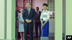 聯合國秘書長潘基文與緬甸民主運動領導人昂山素姬星期二在仰光舉行記者會