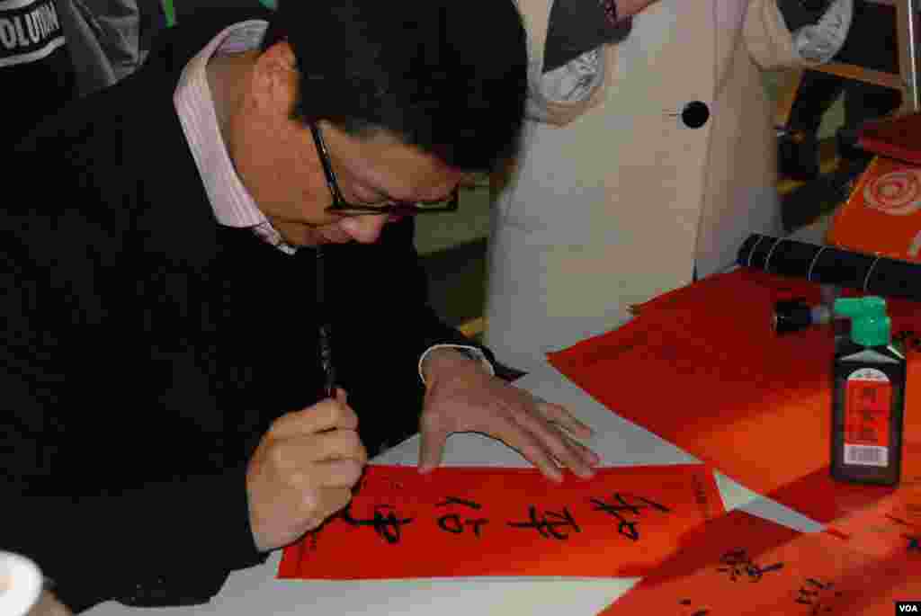 和平佔中發起人之一陳健民在泛民政黨的年宵攤位即席替市民寫揮春