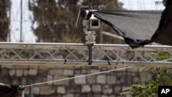 Kamera keamanan di pintu masuk Masjid Al-Aqsa.