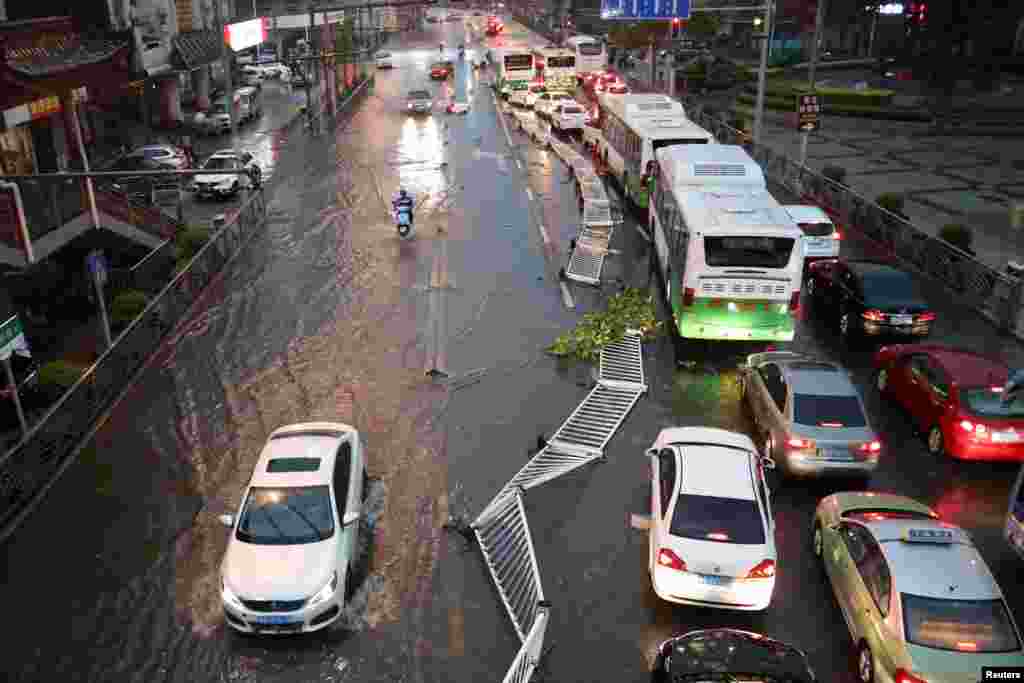 2018年6月13日,青岛市发生狂风暴雨后,水漫街道,围栏倒塌。青岛城郊也遭遇冰雹,最大的冰雹大过鸡蛋。在上合峰会结束后,西方记者大多离开青岛,所以我们能找到的西方通讯社关于这次风暴的照片,目前只有这张。