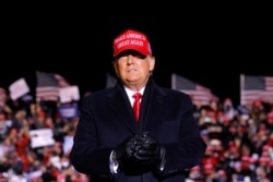 Presiden Donald Trump berkampanye di Bandara Kenosha, Wisconsin, Senin, 2 November 2020.