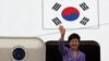 박근혜 한국 대통령이 4박6일간의 미국순방을 마치고 10일 오후 서울공항에 도착, 전용기에서 내리며 손을 흔들어 인사하고 있다.