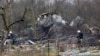 Službenici litvanskog ministarstva za vanredne situacije rade na mestu gde se teretni avion DHL-a srušio na kuću u blizini Vilnjusa, Litvanija, 25. novembar, 2024. (Foto: AP/Mindaugas Kulbis)