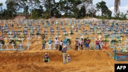 Tempat pemakaman Nossa Senhora Aparecida di Manaus, di hutan Amazon, Brazil, 22 April 2020. 