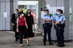 從左至右：美國、澳大利亞、新西蘭的外交官們走過香港警察進入香港最高法院聆聽唐英傑案的法庭審理。 （2021年6月23日）