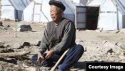 국제적십자사 IFRC가 최근 웹사이트에 함경북도 무산군의 수해 피해 현장 사진을 여러장 공개했다. 집을 잃고 임시 천막에서 살고 있는 한 수재민이 장작을 패고 있다.