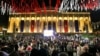 Para demonstran berkumpul di depan gedung Parlemen selama aksi protes oposisi terhadap RUU agen asing di Tbilisi, Georgia, Selasa, 28 Mei 2024. 