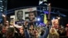 Përkrahësit e pengjeve izraelite, të rrëmbyer nga Hamasi më 7 tetor, bllokuan rrugët në Tel Aviv më 13 janar, 2025, gjatë protestës për të kërkuar arritjen e marrëveshjes krahas negociatave për armëpushim në Gazë/Reuters