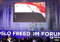 演員、同性戀權利活動家小奧馬爾·沙裡夫演講時稱讚台灣民主成就（美國之音許寧攝影）