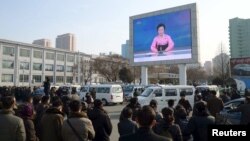 지난 1월 평양 시민들이 대형 화면으로 북한 당국의 수소폭탄 핵실험 성공 발표를 보고 있다. (자료사진)