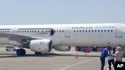 Foto yang diambil pada 2 Februari 2016, lubang terlihat di pesawat yang dioperasikan oleh Daallo Airlines ketika berada di landasan pacu di bandara Mogadishu, Somalia. 