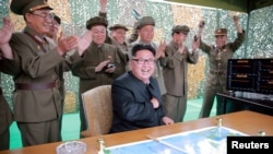 북한 노동신문이 지난 6월 '중장거리 전략탄도로케트 화성-10'(무수단 미사일) 시험발사 성공 소식을 게재하며 관련 사진을 수십장 공개했다. 미사일 발사를 지켜보는 김정은 노동당 위원장과 군 간부들이 환호하고 있다.