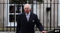 Britanski kralj Čarls III izlazi iz klinike u Londonu 29. januara, 2024. (Foto: AFP/Daniel Leal)