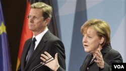 Kanselir Jerman Angela Merkel (kanan) menyebut negaranya akan meninjau kembali kebijakan energi nuklirnya.