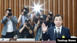 서훈 한국 국정원장 후보자가 29일 국회에서 인사청문회에 앞서 선서를 하고 있다.