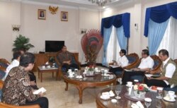 Presiden Joko Widodo dalam pertemuan dengan Menteri Luar Negeri Retno Marsudi, Menteri Sekretaris Negara Pratikno, Menteri Hukum dan HAM Yasonna Laoly, Menteri Kesehatan Terawan Agus Putranto, Menteri Pariwisata dan Ekonomi Kreatif Wishnutama, dan Kepala