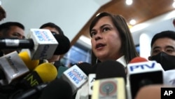 Wakil Presiden Filipina Sara Duterte berbicara kepada wartawan saat sidang yang dihadirinya ditangguhkan di DPR di Kota Quezon, Filipina, Senin, 25 November 2024. (Aaron Favila/AP)