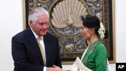 Menlu AS Rex Tillerson berjabat tangan dengan pemimpin Myanmar Aung San Suu Kyi usai konferensi pers bersama di Naypyitaw, Rabu (15/11).