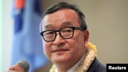 Pemimpin Kamboja di pengasingan Sam Rainsy, saat memberikan sambutan di hadapan para anggota partai CNRP di sebuah hotel di Manila, Filipina, 29 JUni 2016 (Foto: dok). San Rainsy dijatuhi hukuman penjara lima tahun, Selasa (27/12). 