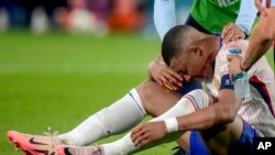 Kylian Mbappé piştî şikestina pozê wê.