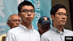 香港眾志秘書長黃之鋒(左)及主席羅冠聰 (美國之音湯惠芸拍攝)