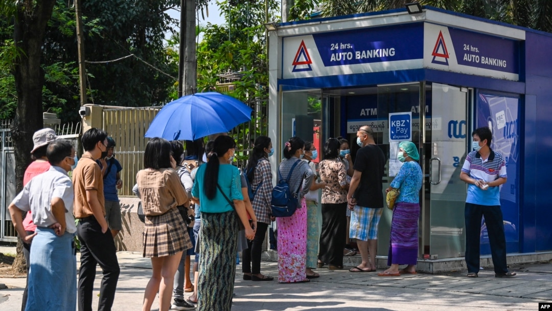 ရန်ကုန်ရှိ KBZ ATM ငွေထုတ်စက် တခုမှာ ငွေထုတ်ဖို့ တန်းစီနေကြသူများ။ (ဧပြီ ၀၇၊ ၂၀၂၁)