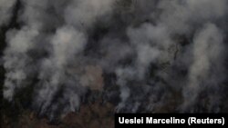 Asap kebakaran hutan Amazon dekat Porto Velho, negara bagian Rondonia, Brazil, 21 Agustus 2019. 