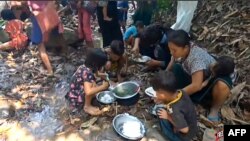 စစ်ဘေးကြုံ ကရင်ရွာသားများ (AFP PHOTO / FREE BURMA RANGERS via AFPTV)