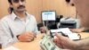 بانک مرکزی ایران از آغاز خرید و فروش ارز به قیمت بازار در بانک ها خبر داد 