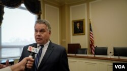 美國眾議員史密斯（Chris Smith）5月3日接受美國之音記者的採訪。