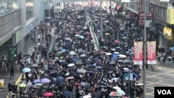 數以千計香港市民參與”屯門公園再光復”遊行，佔據屯門市中心的馬路，被警方指控違反不反對通知書規定，必須在行人路上遊行，後來演變成大規模警民衝突。(攝影: 美國之音湯惠芸）