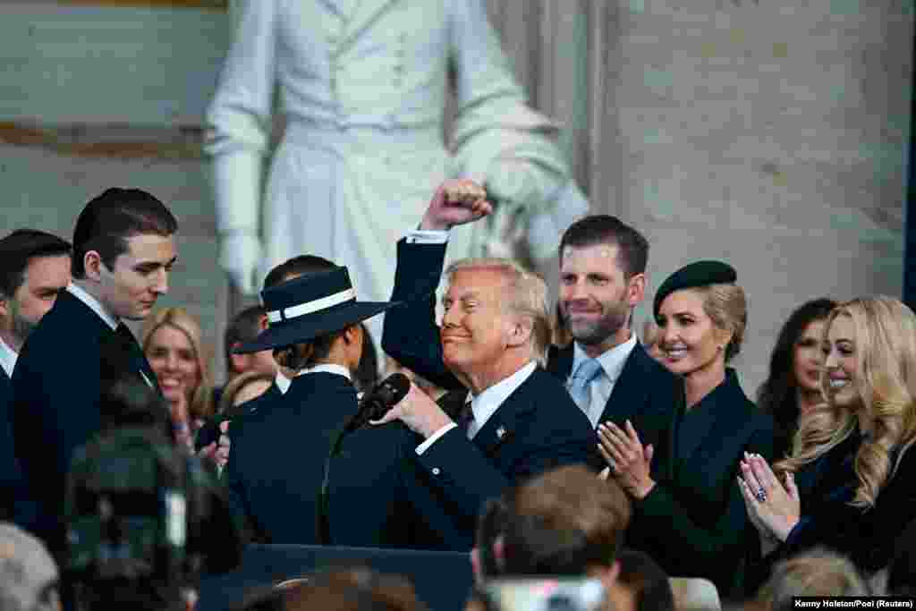 O Presidente Donald J. Trump celebra com a família após ter sido empossado como 47º Presidente dos Estados Unidos, na Rotunda do Capitólio dos EUA, em Washington, a 20 de janeiro de 2025.