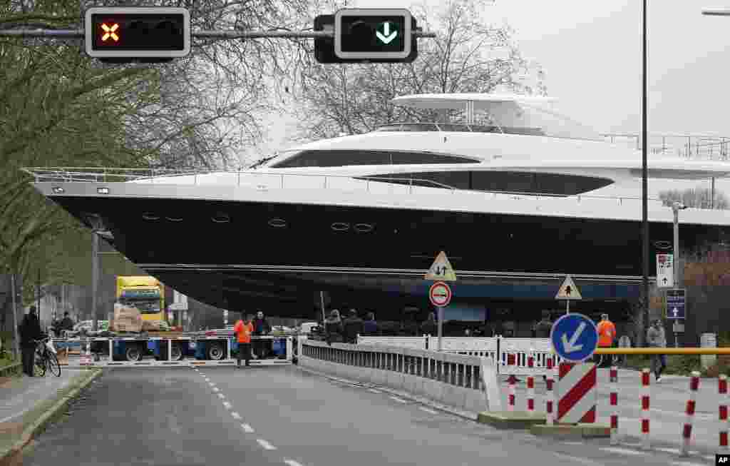 Sebuah yacht MY 98 yang berharga $8,3 juta (atau hampir senilai Rp 105 miliar) dibawa dengan truk di kota Düesseldorf, Jerman.