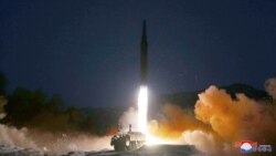 북한이 11일 김정은 국무위원장이 참관한 가운데 극초음속미사일 시험발사에 성공했다며 사진을 공개했다.