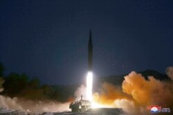 북한이 11일 김정은 국무위원장이 참관한 가운데 극초음속미사일 시험발사에 성공했다며 사진을 공개했다.