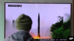 Seorang pria menyaksikan program berita di televisi di Stasiun Kereta Api Seoul yang menunjukkan citra peluncuran peluru kendali yang dilakukan oleh Korea Utara (20/10). Seoul, Korea Selatan (foto: AP Photo/Lee Jin-man)