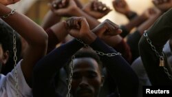 የኦሮሞ ብሔረሰብ አባላት ለተቃውሞ ሰልፍ በወጡበት ወቅት የተነሳ ፎቶ [ፋይል - ሮይተርስ]