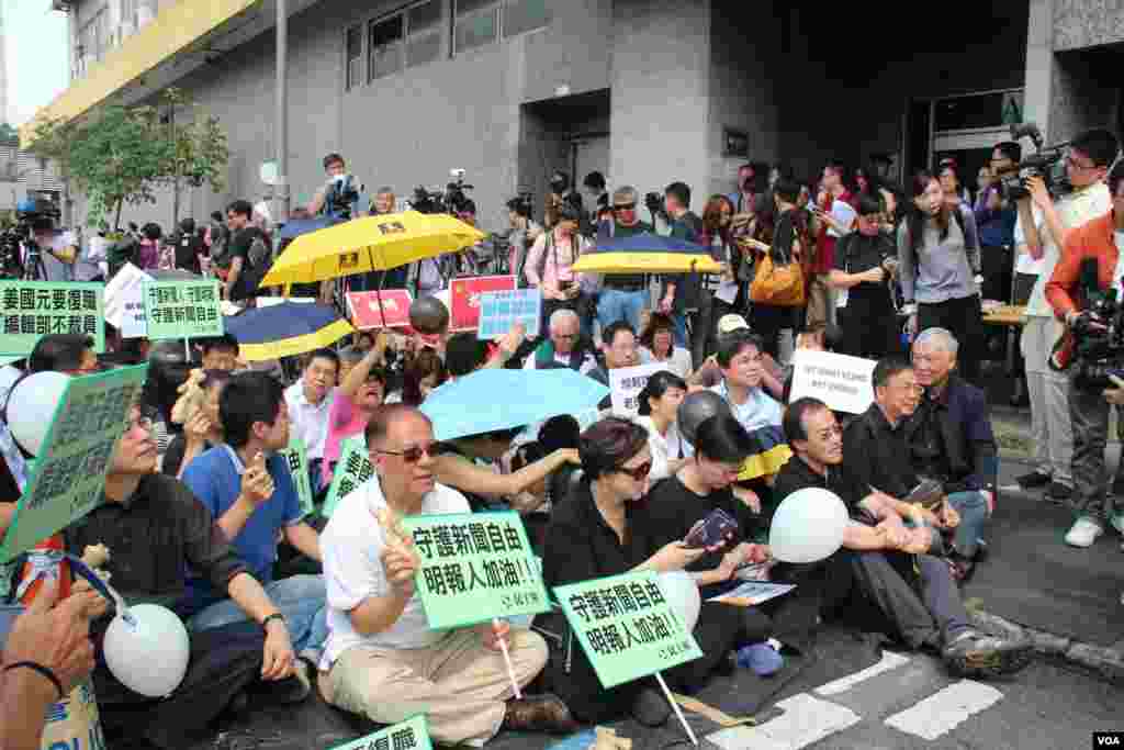 香港记者协会等8个传媒组织在明报工业中心外集会,声援明报员工,要求明报撤回解雇决定,并呼吁各界一同守护守护新闻自由及明报(2016年5月2日,美国之音海彦拍摄)