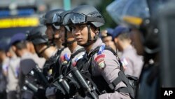 Polisi berjaga-jaga di Jakarta, 23 Desember 2015.