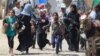 Warga Palestina berlarian saat militer Israel membombardir daerah Rafah di Jalur Gaza selatan 19 Juni 2024, di tengah konflik yang berlangsung di wilayah Palestina antara Israel dan Hamas.