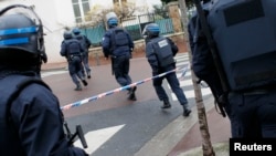 Francuska specijalna policija zauzima pozicije oko prodavnice košer hrane u istočnom Parizu, 9. januara 2015.