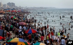Warga Palestina menikmati hari Jumat terakhir sebelum bulan Ramadan, di pantai Laut Tengah di kota Gaza, 3 Juni 2016.