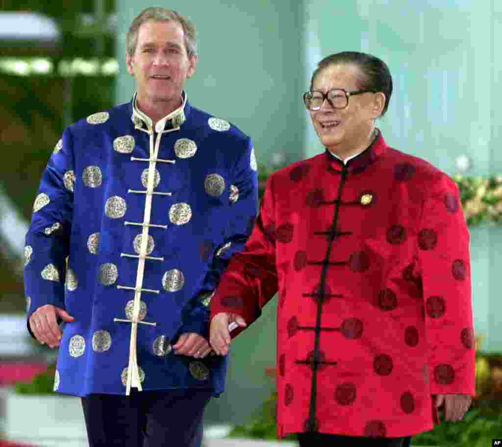 2001年10月21日，在APEC上海峰会期间，美国总统布什和中国主席江泽民身穿丝绸服装去参加一次非正式会议