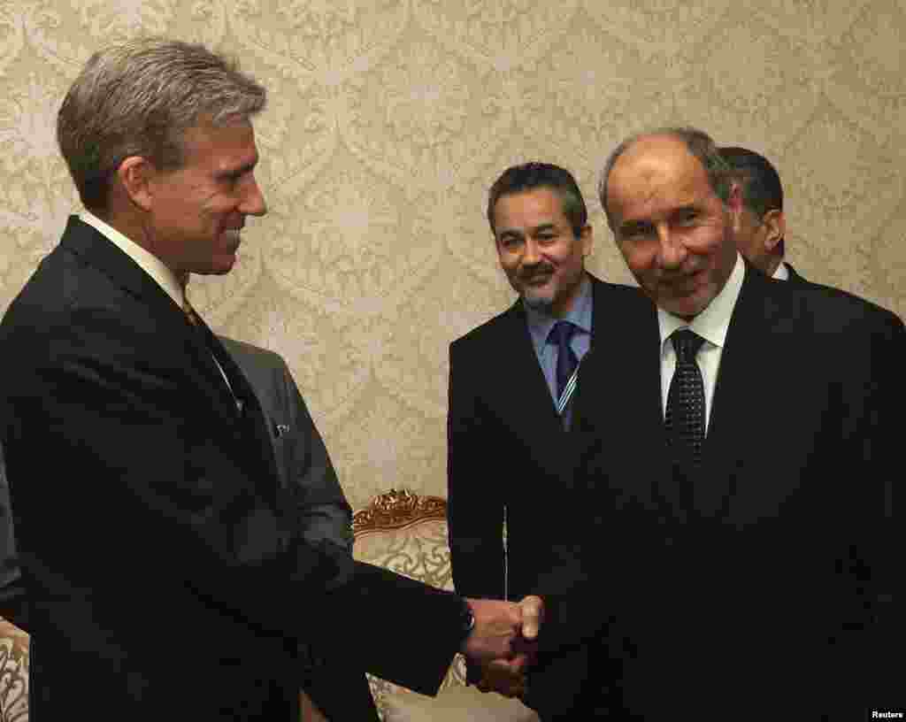 Džon Kristofer Stivens sa predsjedavajućim prelazne vlasti u Libii Mustafom Abdel Džalilom (desno) prilikom predaje diplomatskih akreditiva u Tripoliju, 7. juna 2012.