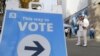 Un voluntario interpreta una canción de hip-hop "Drop the Vote" en las afueras de un centro de votación durante las elecciones presidenciales de EEUU, en Seattle, Ohio, el 2 de noviembre de 2020