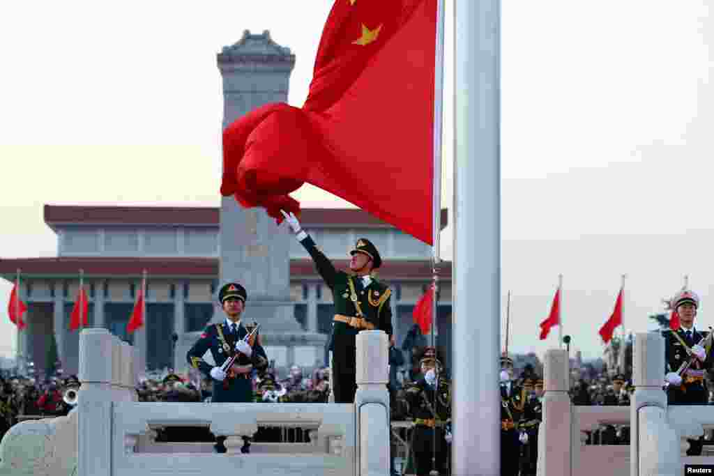 2018年1月1日,中国人民解放军取代武警在北京天安门广场举行国庆升旗仪式。