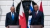 Foto Achiv: Premye Minis Izrayelyen Benjamin Netanyahu (a goch) ak Prezidan Donald Trump nan Lamezonblanch. 